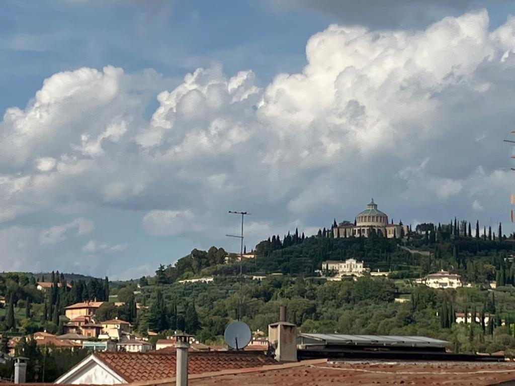 Locazione Via Fama 7 Apartment Verona Luaran gambar